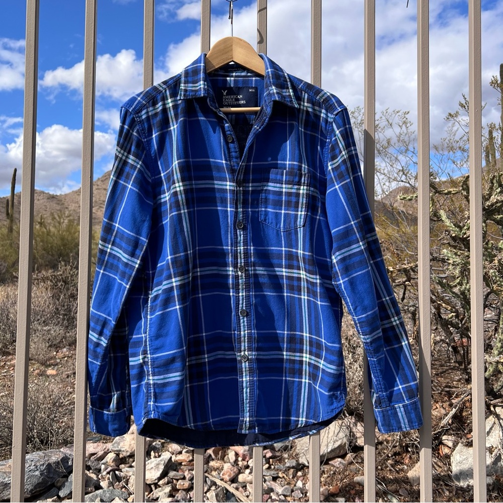 ⬇️💲American Eagle Outfitters Men’s Athletic Fit M  Blues Plaid W/White & Black